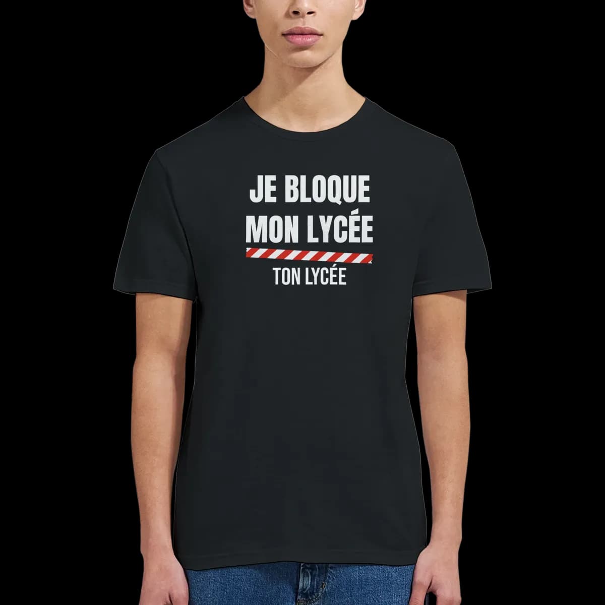 T-shirt noir JE BLOQUE MON LYCÉE porté, avec le scotch rouge et blanc et TON LYCÉE imprimé dessous
